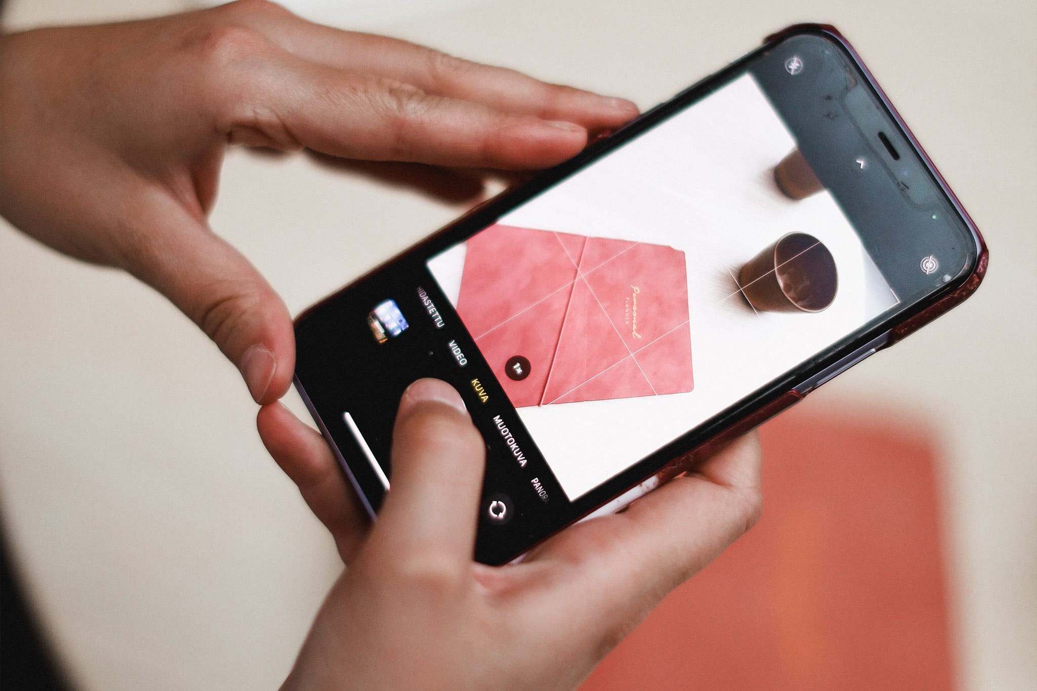 Henkilö ottaa kuvaa sosiaaliseen mediaan